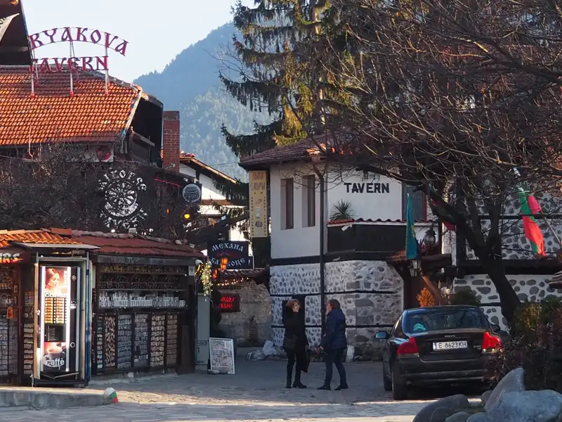 Tavernen und Geschäfte in einem Bergdorf.