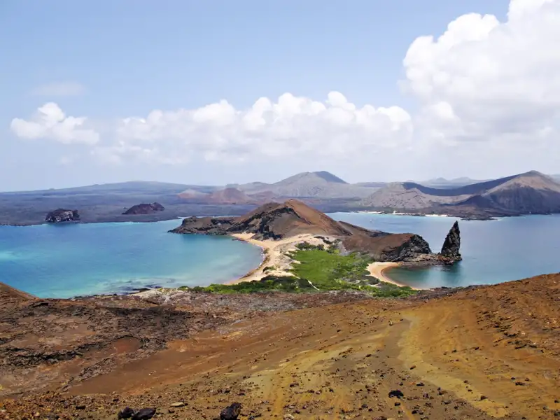 Vulkane und türkisblaue Bucht auf den Galapagos-Inseln.