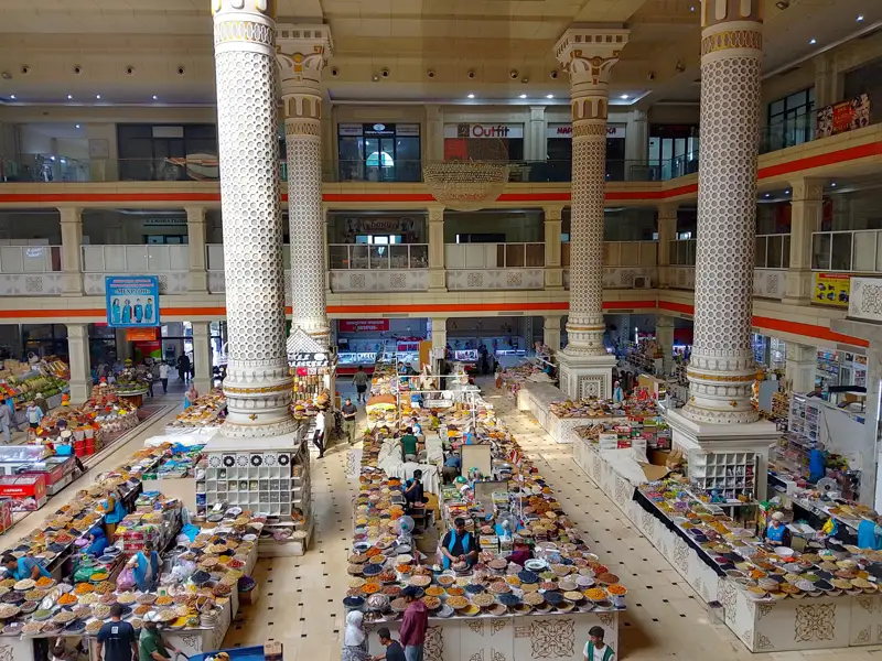 Markthalle mit Ständen und Waren