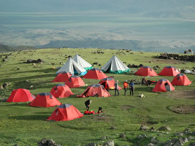 Basislager mit mehreren Zelten während der Trekkingtour.