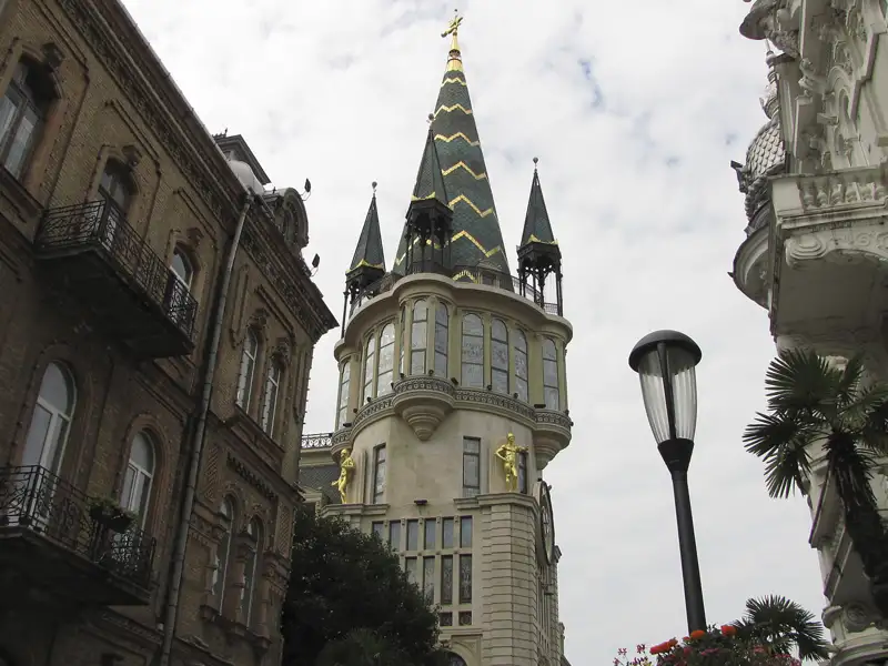 Schneebedeckte Berggipfel unter blauem Himmel.