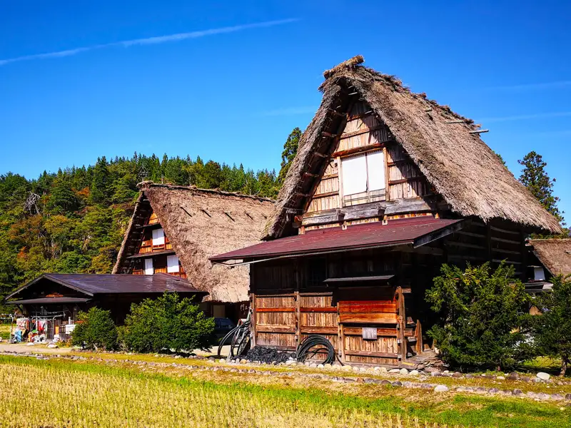 Traditionelle japanische Bauernhäuser mit Strohdächern.