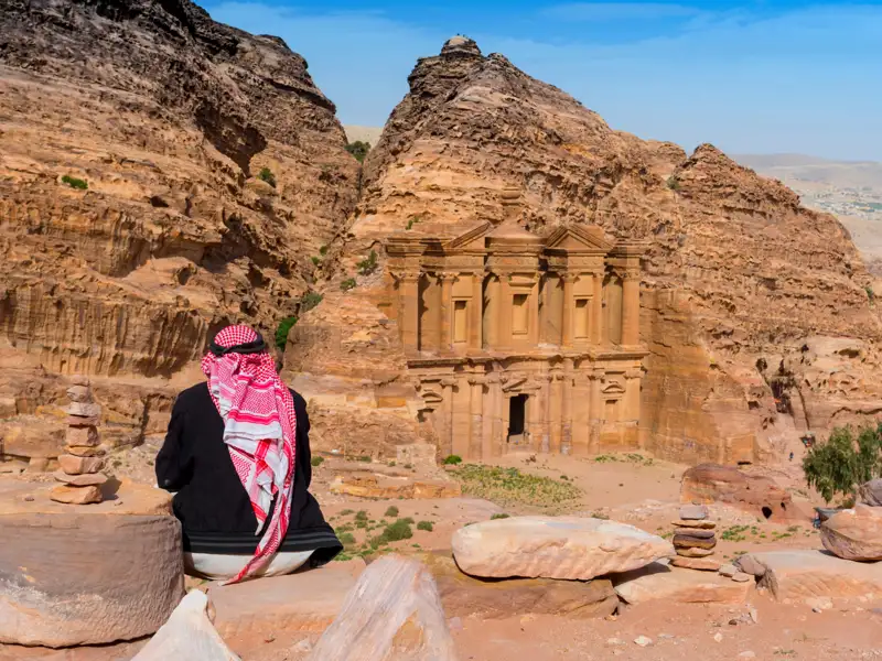 Das Schatzhaus in Petra, Jordanien, mit einem Besucher im Vordergrund.