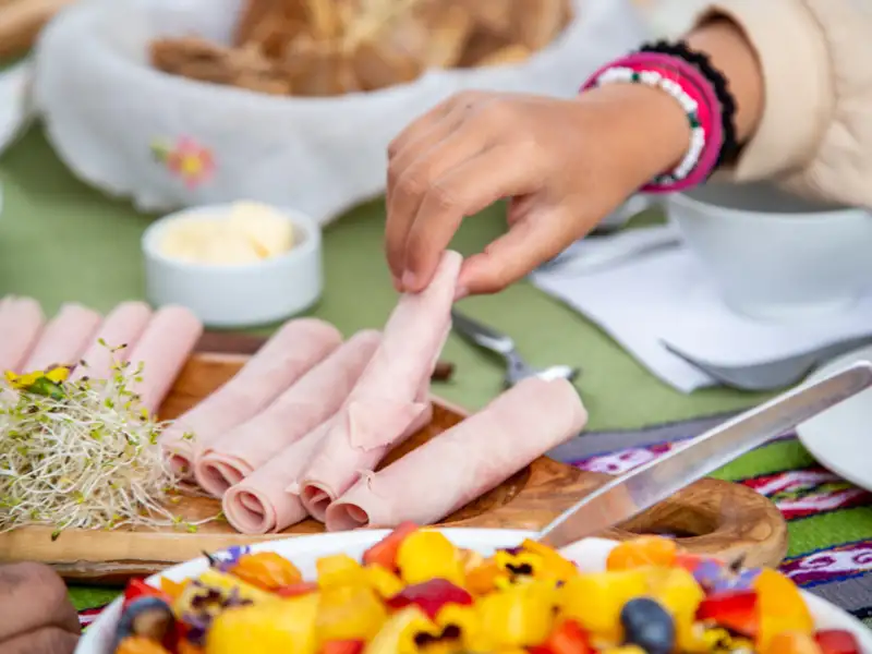 Schinken vom Frühstücksbuffet.