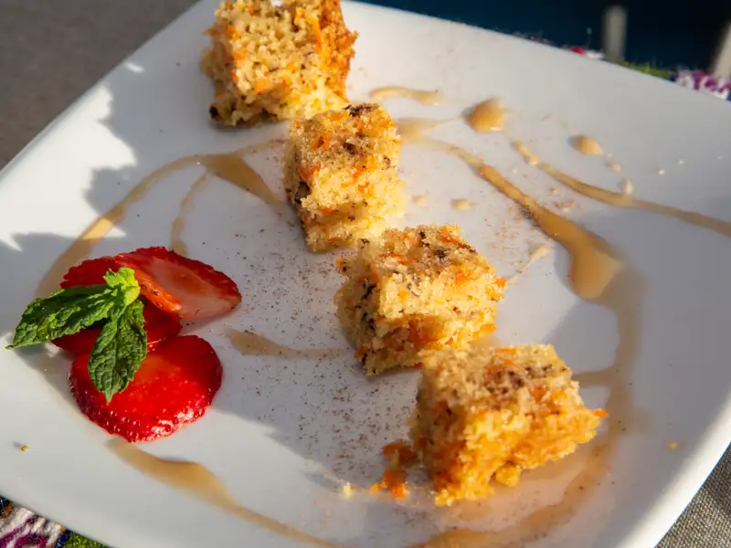Karottenkuchen-Dessert mit Erdbeeren und Minze.