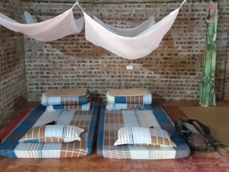 Zwei bereitgestellte Betten mit Moskitonetzen, die Schutz vor Insekten bieten.