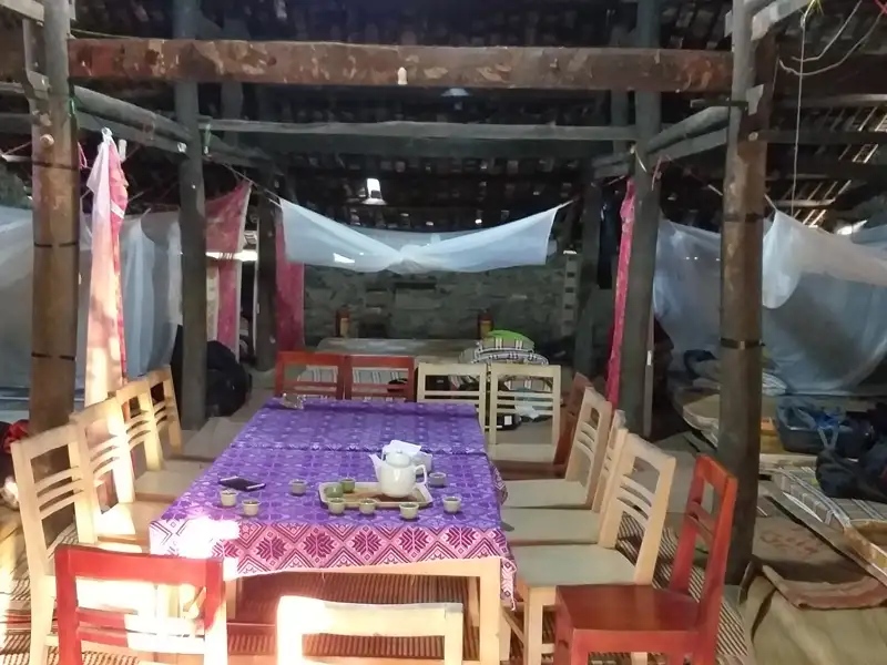 Essbereich mit Tisch, Stühlen und Moskitonetzen in der Unterkunft.