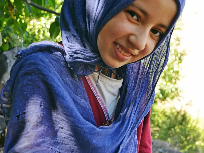 Mädchen mit blauem Kopftuch