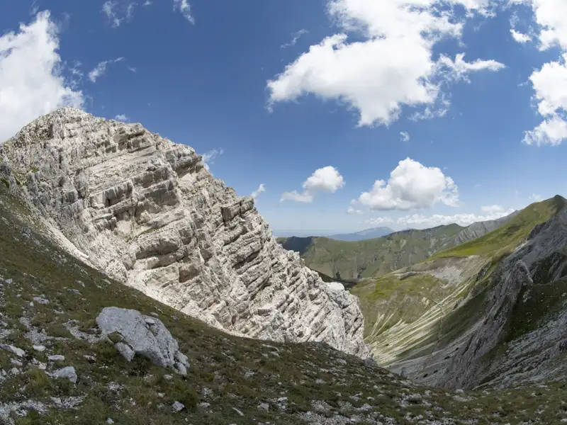 Sicht auf eine markante Felsformation in den Bergen.