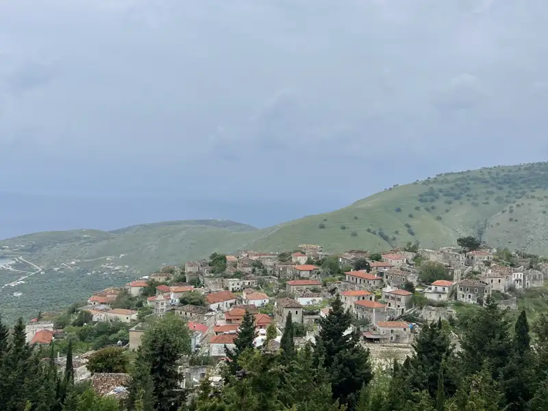 Panoramablick auf ein Bergdorf mit Blick auf das Meer.