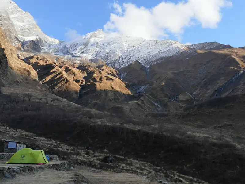 Basislager mit Zelt und Blick auf die Berglandschaft.