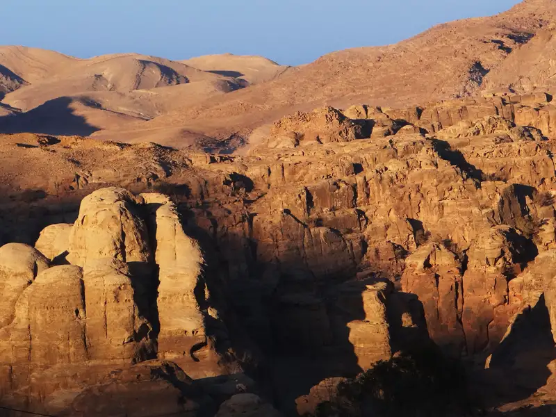 Abgewitterte Felsformationen in einer bergigen Landschaft.