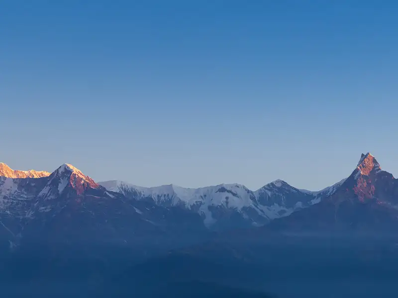 Schneebedeckte Gipfel im Himalaya Gebirge bei Sonnenaufgang.