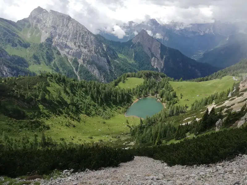 Idyllischer Bergsee in den Alpen.