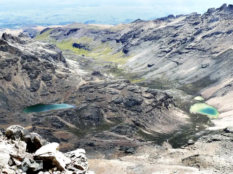 Zwei Bergseen in einem felsigen Gebirgstal.