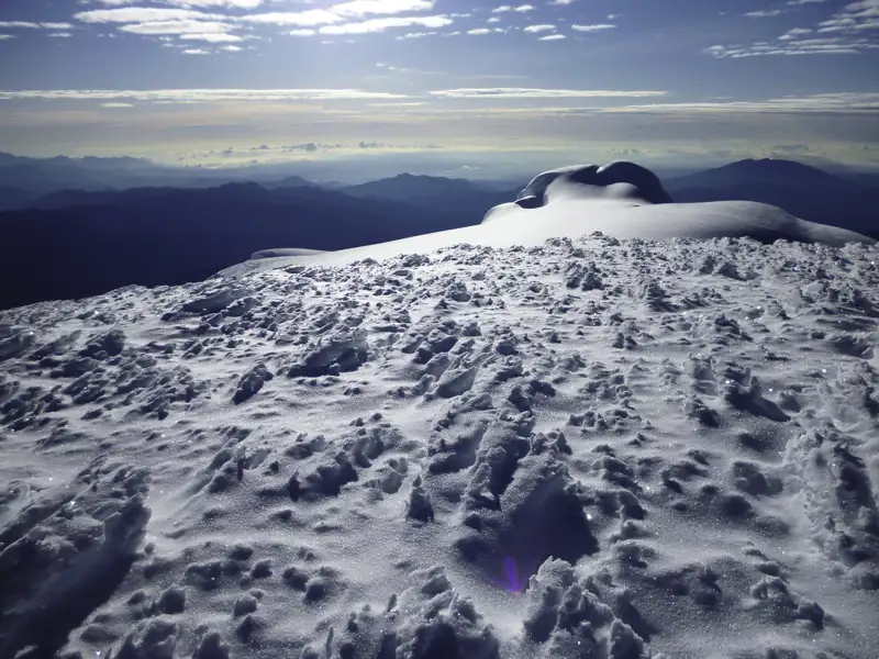 Schneebedeckter Berggipfel mit Blick auf die Berglandschaft.