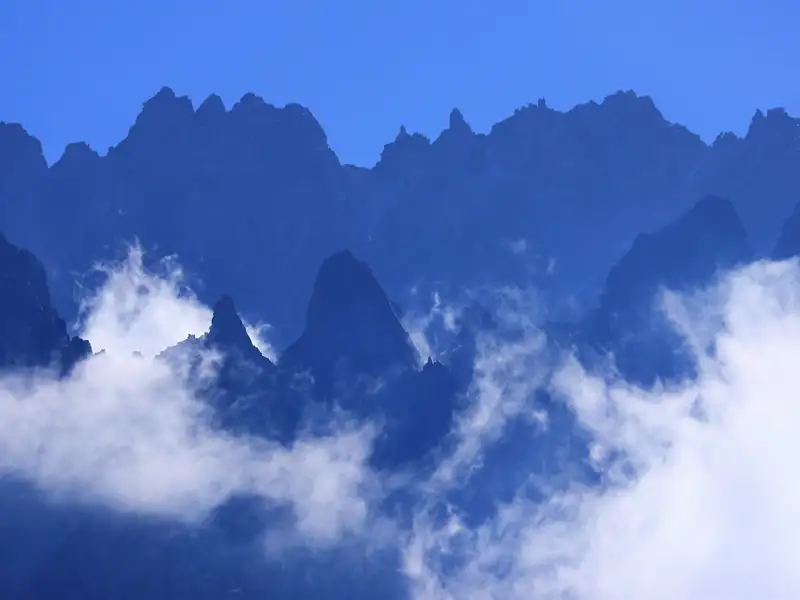 Wolkenverhangene Bergspitzen