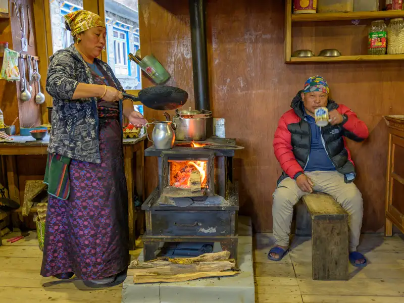 Zubereitung einer Mahlzeit in einer Berghütte mit Holzofen.