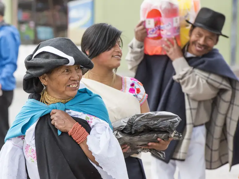 Einheimische Frau in traditioneller Kleidung mit Hut und blauem Tuch.