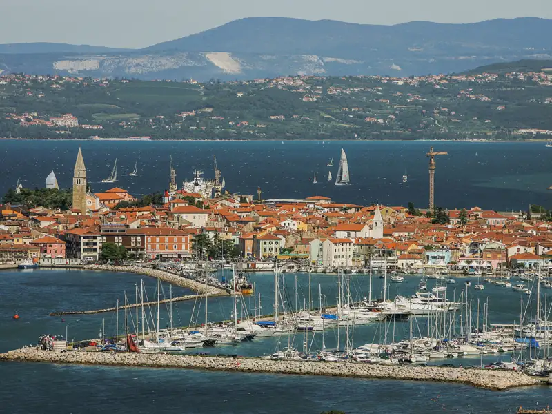 Luftbild von Izola, Slowenien, mit Blick auf den Hafen, die Segelboote und die istrische Landschaft.