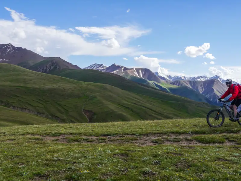 Mountainbiker auf einem Bergpfad.