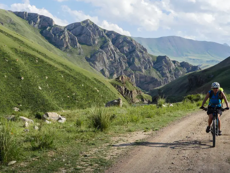 Mountainbiker auf einem Bergpfad.