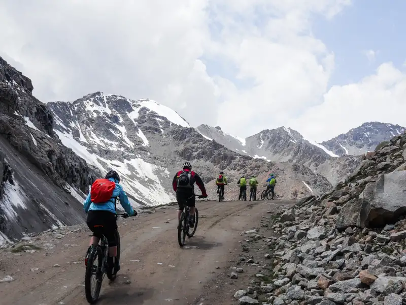 Mountainbiker auf einer Hochgebirgstour.