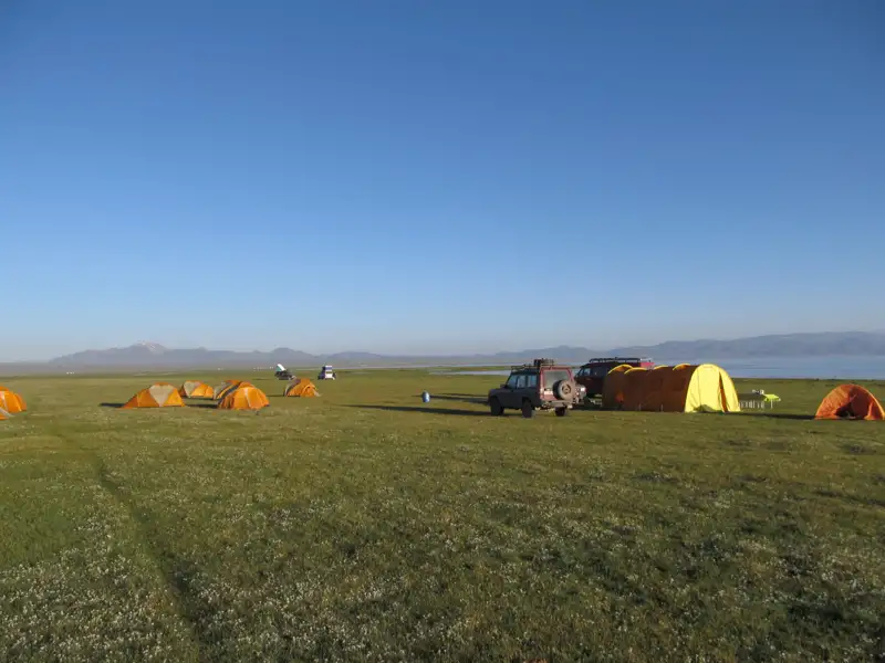 Campingplatz mit Zelten und Fahrzeugen.