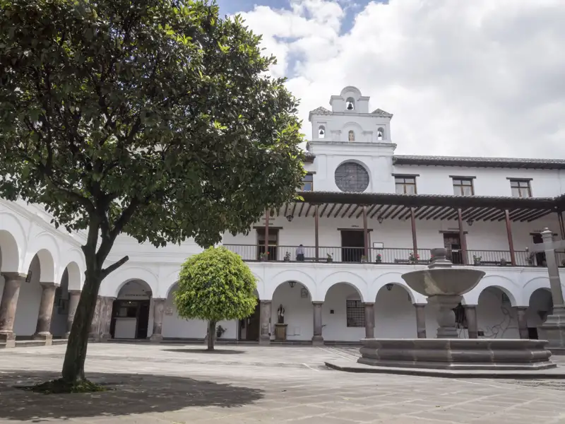 Innenhof mit Brunnen und Bäumen