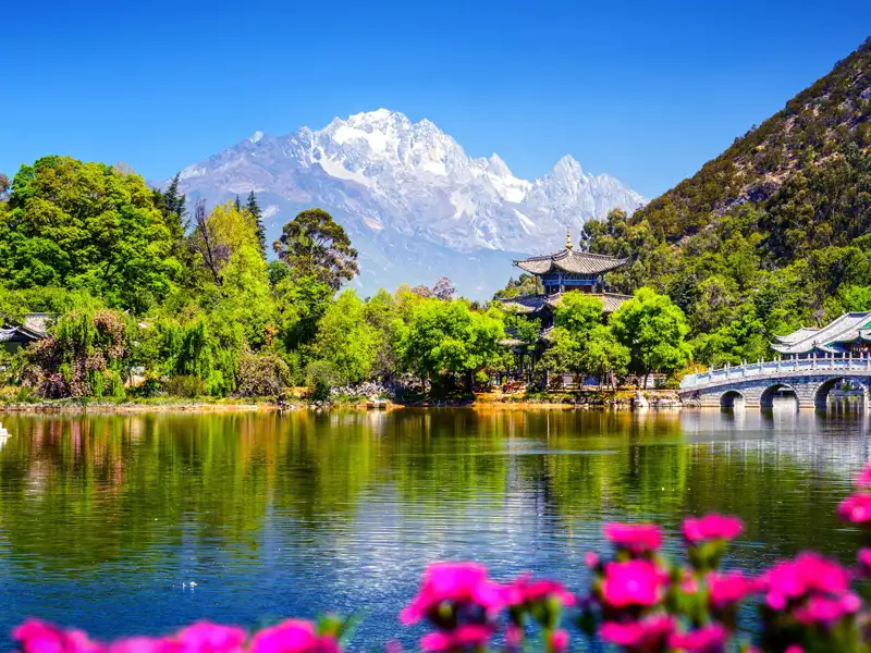 Blick auf den Black Dragon Pool mit dem Jade Drachen Schneegebirge im Hintergrund.