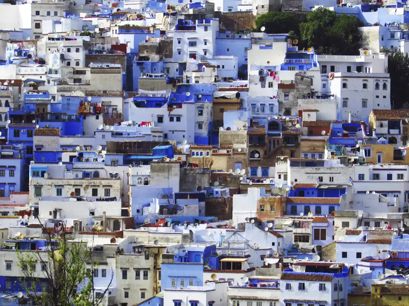 Blau gestrichene Häuser in Chefchaouen, Marokko.