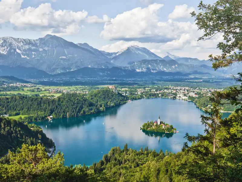 Panorama des Bleder Sees mit der Inselkirche Mariä Himmelfahrt und den Julischen Alpen im Hintergrund.