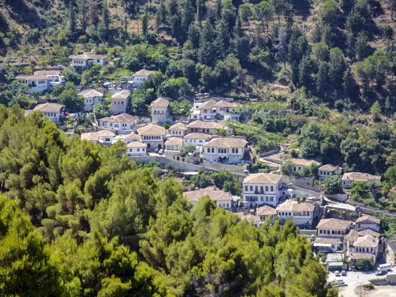 Traditionelle Häuser in einem Bergdorf.