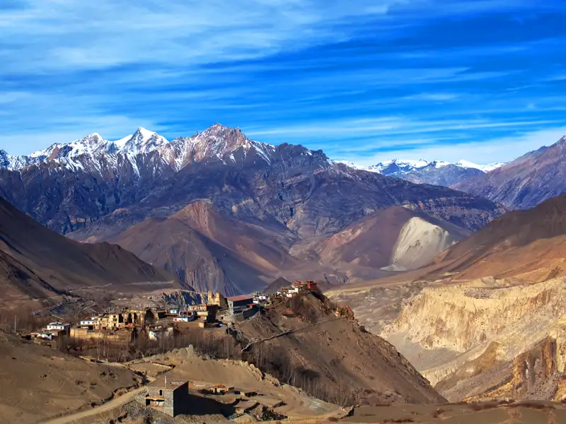 Bergdorf im Himalaya mit schneebedeckten Gipfeln.