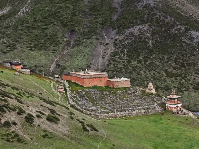 Traditionelle Bergsiedlung mit Gebetsfahnen.