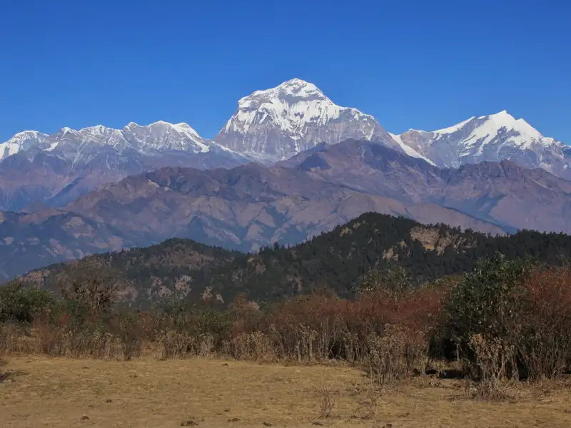 Aussicht auf die schneebedeckten Gipfel des Himalayas.
