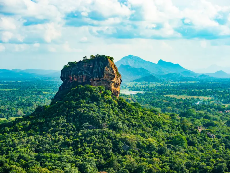 Der majestätische Sigiriya Felsen, eine alte Felsenfestung in Sri Lanka, erhebt sich über dem umliegenden Dschungel.