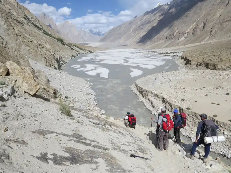 Wanderer am Flussufer in den Bergen