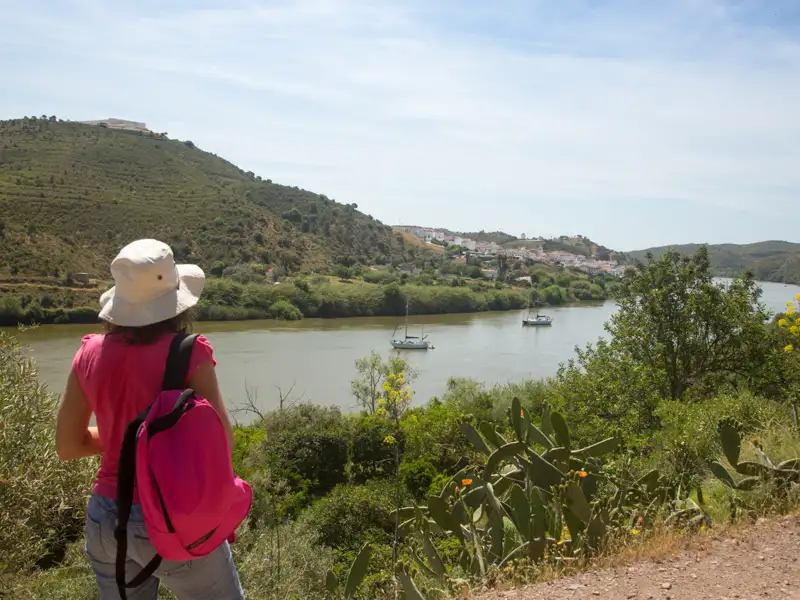 Blick auf den Fluss und die umliegende Landschaft während der Reise.
