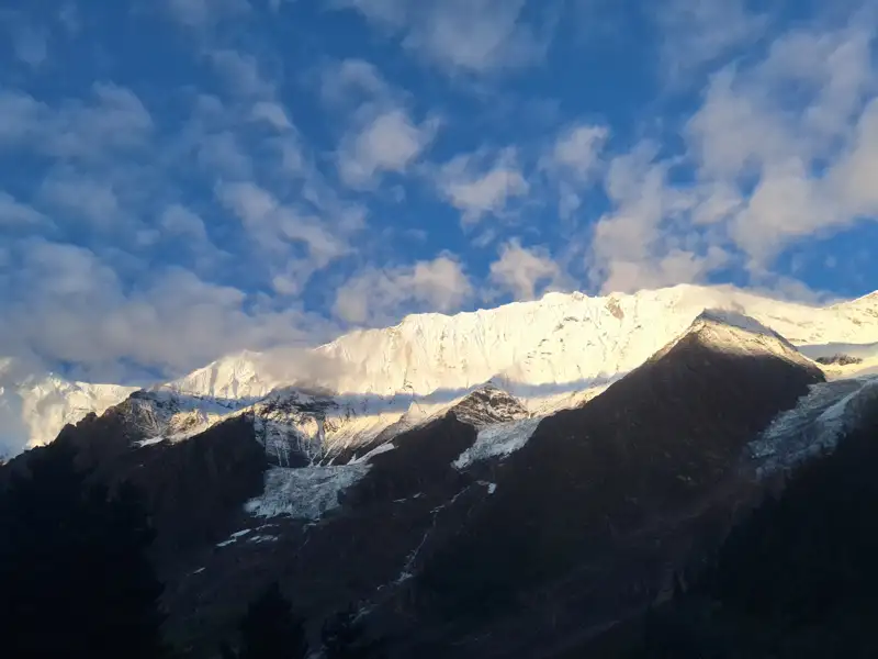 Schneebedeckte Berglandschaft