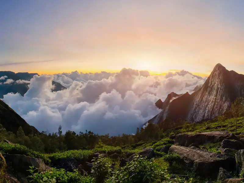 Sonnenaufgang über den Bergen mit Wolkenmeer.