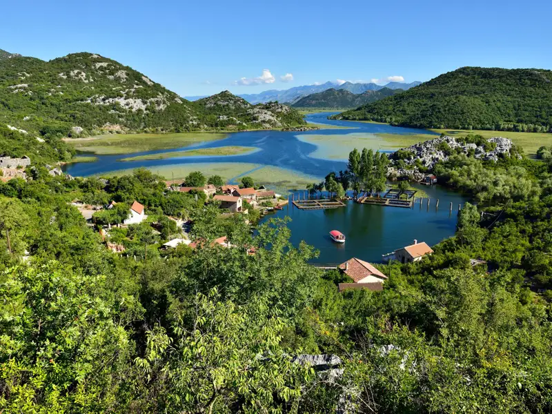 Skadarsee Landschaft mit Boot und Häusern