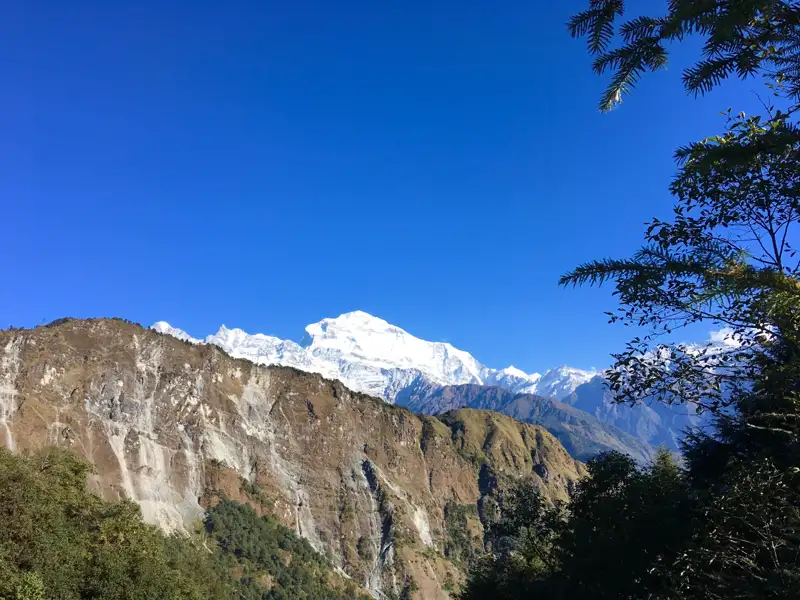 Schneebedeckte Bergkette unter blauem Himmel.