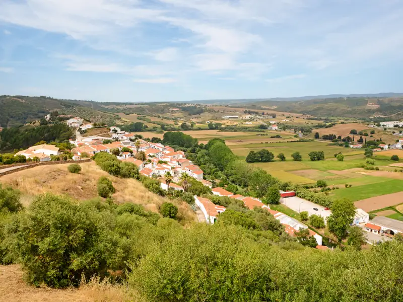 Blick auf ein Dorf inmitten einer ländlichen Landschaft.