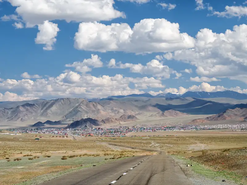 Straße und Ortschaft in der mongolischen Landschaft.