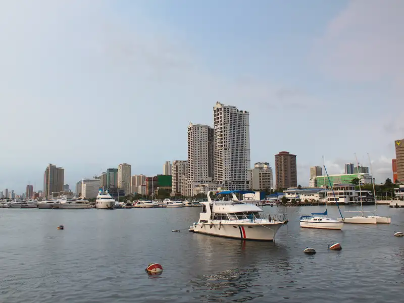 Hafen von Manila mit Booten und Skyline