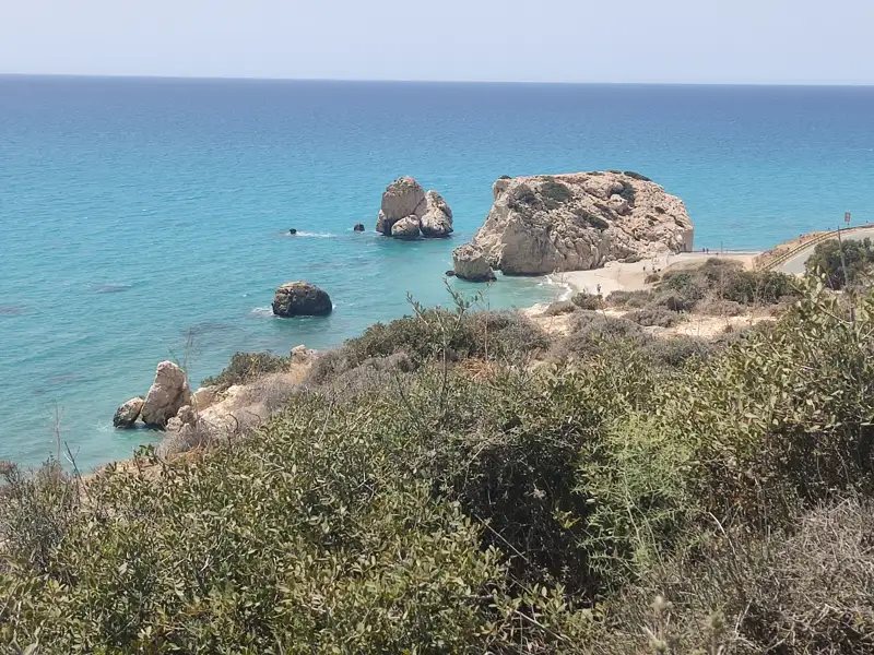 Felsige Küste mit dem Wahrzeichen der Aphrodite in Zypern.