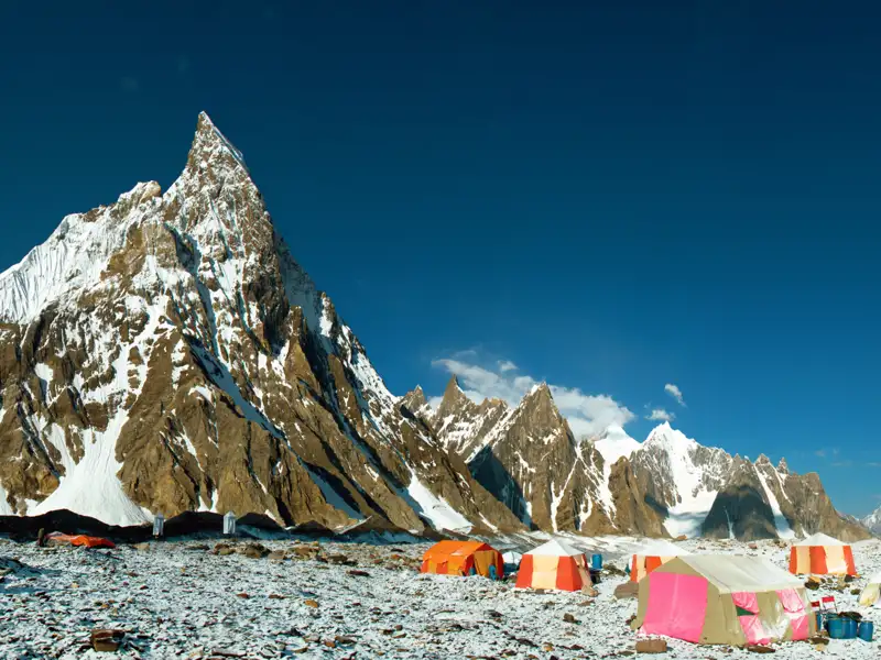 Basislager mit Zelten und Blick auf die Bergkette.