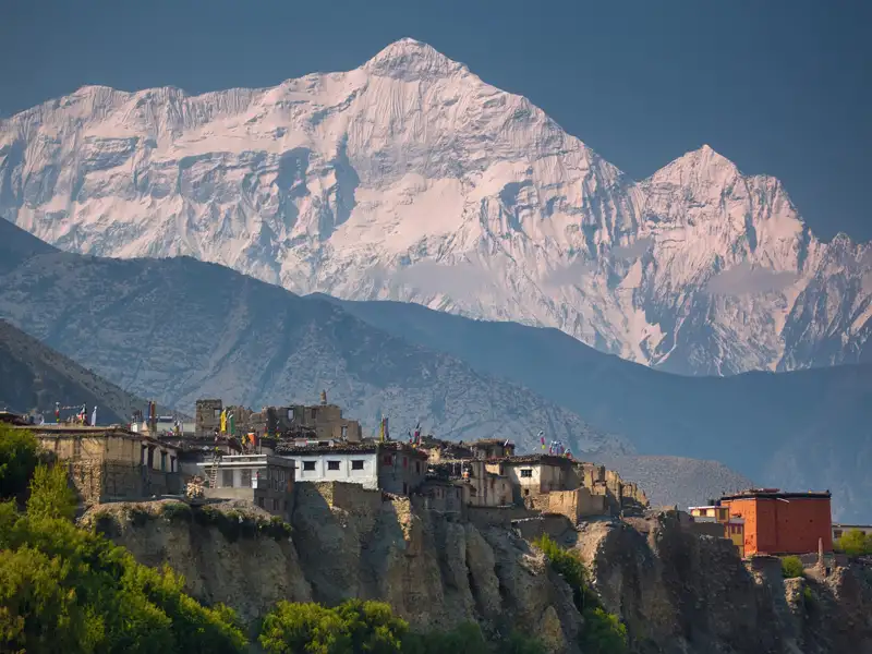 Traditionelles nepalesisches Dorf mit Blick auf die Himalaya-Berge.