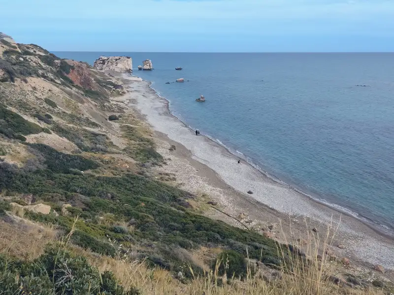 Felsige Küste mit Strand und Meerblick.